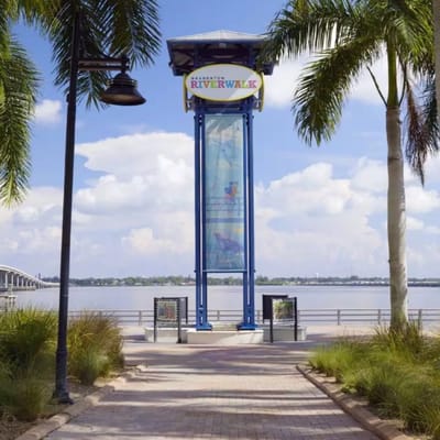 Heated Pool Riverfront / Ferry to Beach /Game Room