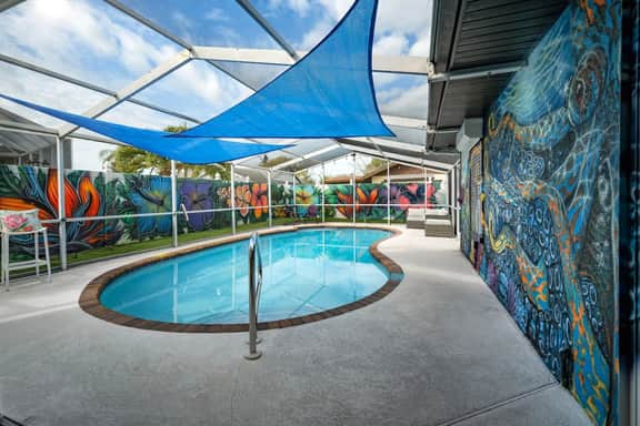 85" TVs*GLOW in the dark Game Rm*Pool Table*POOL