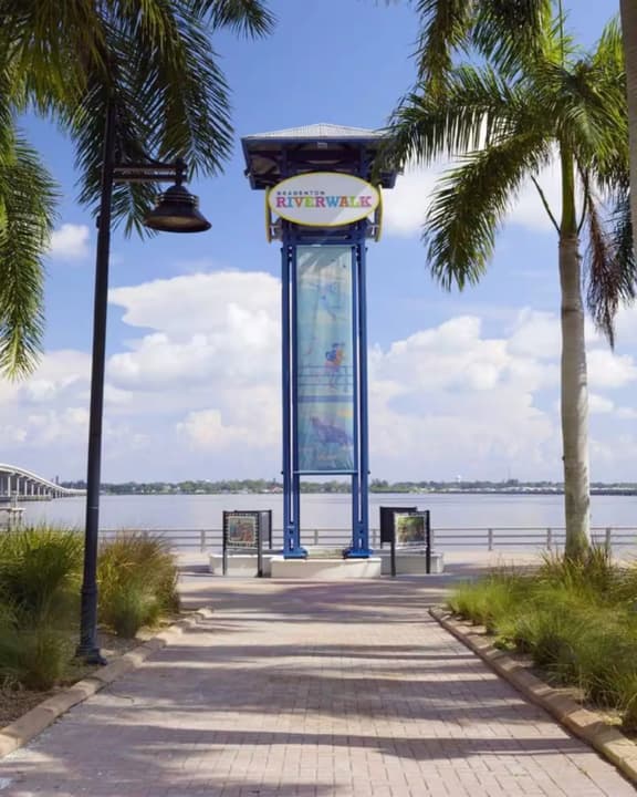 Heated Pool Riverfront / Ferry to Beach /Game Room