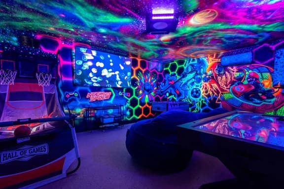 85" TVs*GLOW in the dark Game Rm*Pool Table*POOL